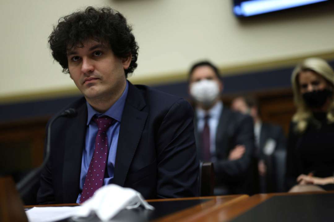Засновника криптобіржі FTX визнали винним у шахрайстві/Фото: Alex Wong/Getty Images Сем Бенкман-Фрід