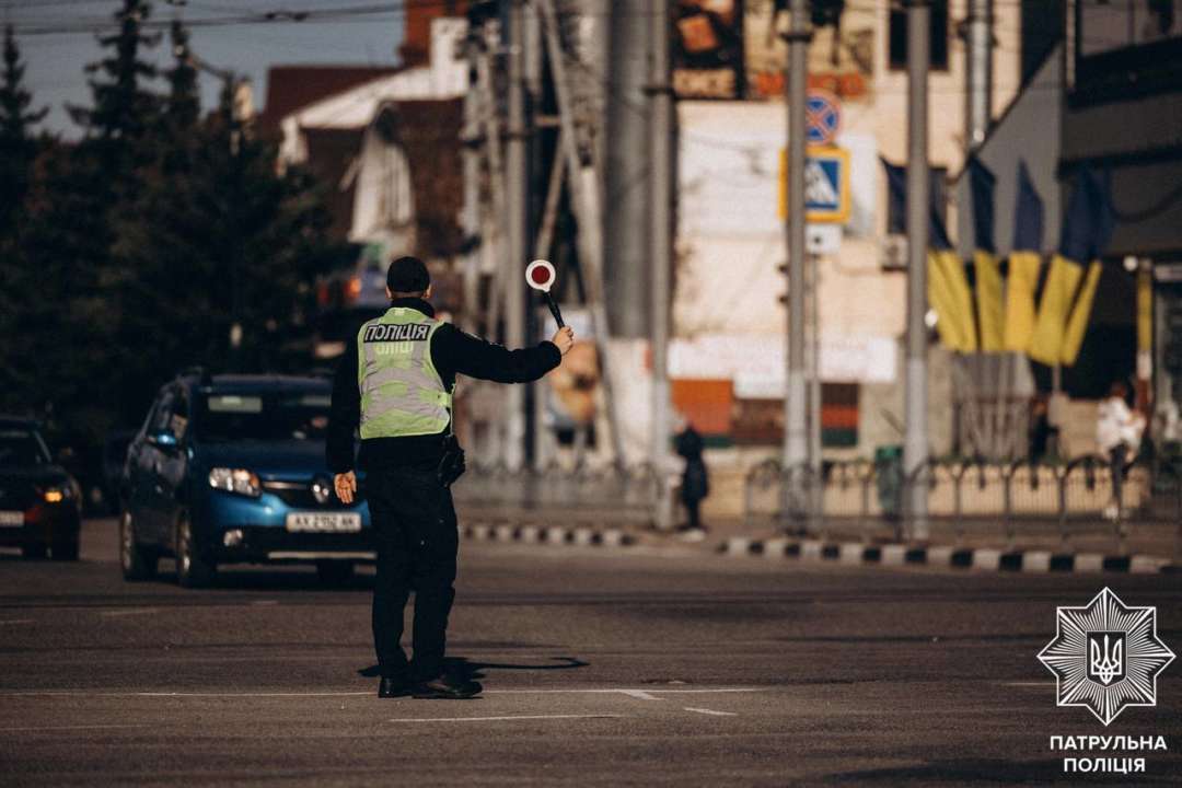 Нагадуємо про правила проїзду перехрестя з регулювальником / Фото: Патрульна поліція України Увага на дорозі! Нагадуємо про правила проїзду перехрестя з регулювальником