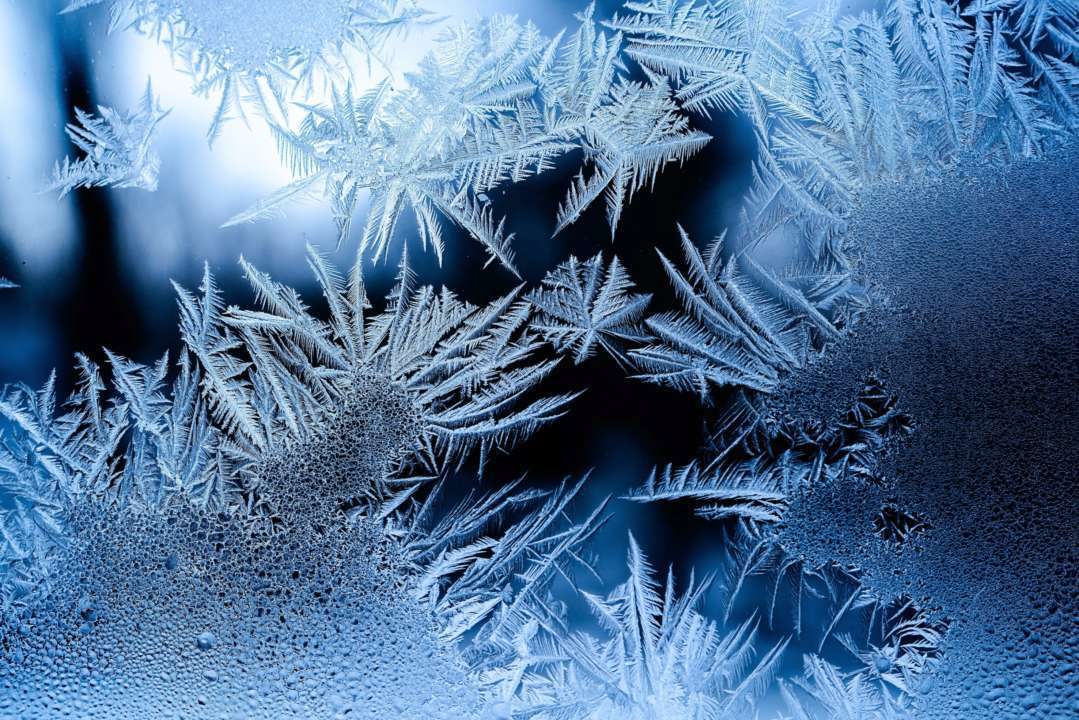 Столичные дороги обрабатывают средствами против образования льда / Фото: Freepik Столичные дороги обрабатывают средствами против образования льда / Фото: Freepik