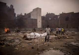 Фото: Getty Images На радость собакам и воронам: в Индии сотни тел людей вымыло на берег реки