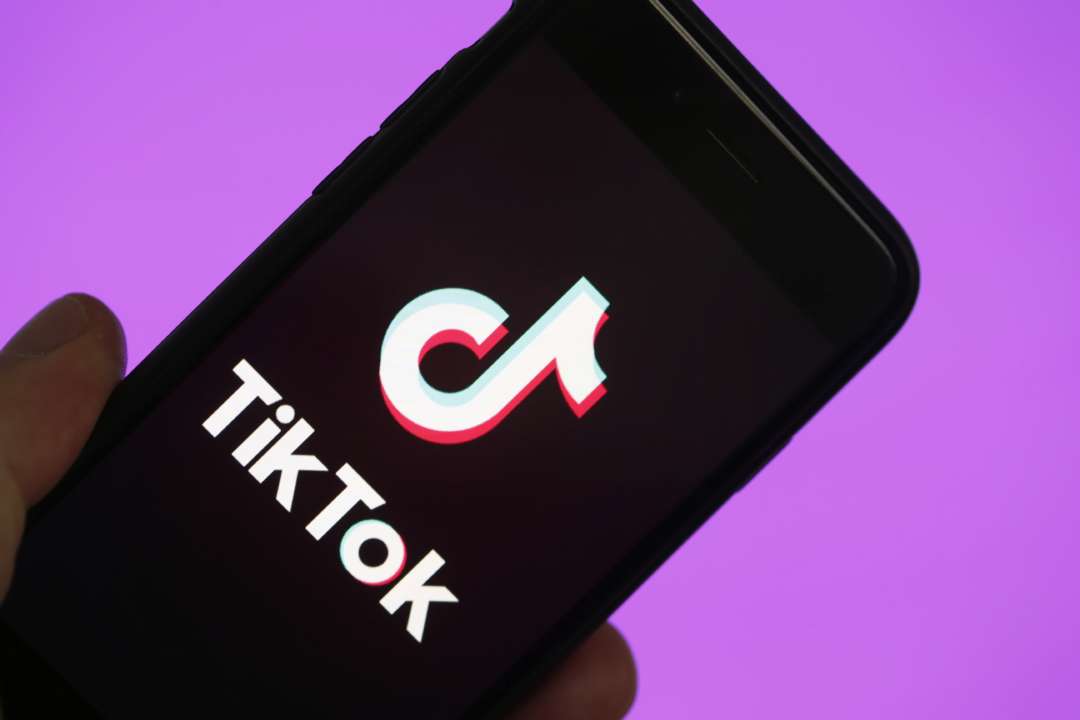 Фото: Getty Images Дівчина створює кумедні логотипи компаній і показує їх у TikTok. Бренди тепер їх використовують