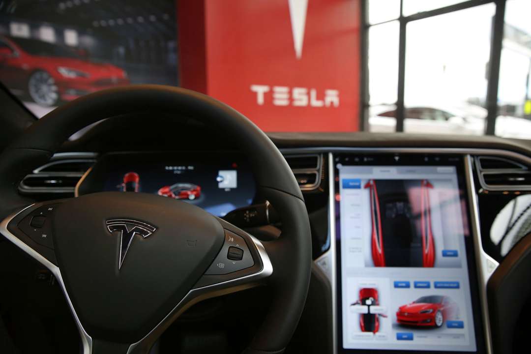 В США автомобиль Tesla на автопилоте довез в больницу женщину, у которой начались роды