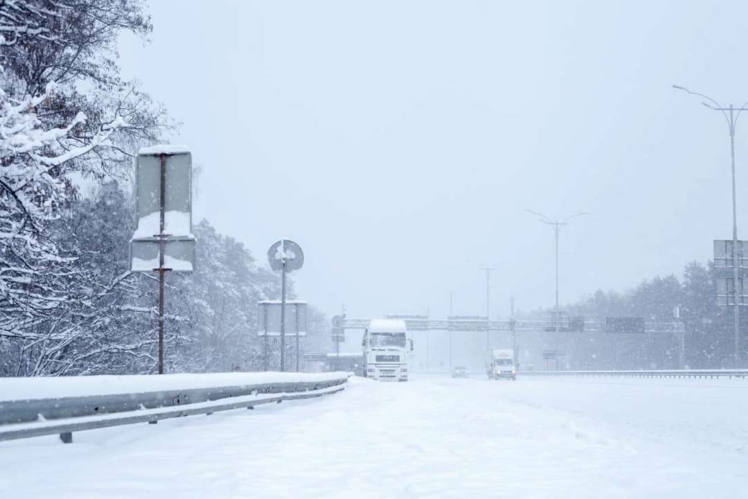 В Киеве запретят въезд грузовикам в снег/Фото: Telegram/KyivCityOfficial В Киеве запретят въезд грузовикам в снег