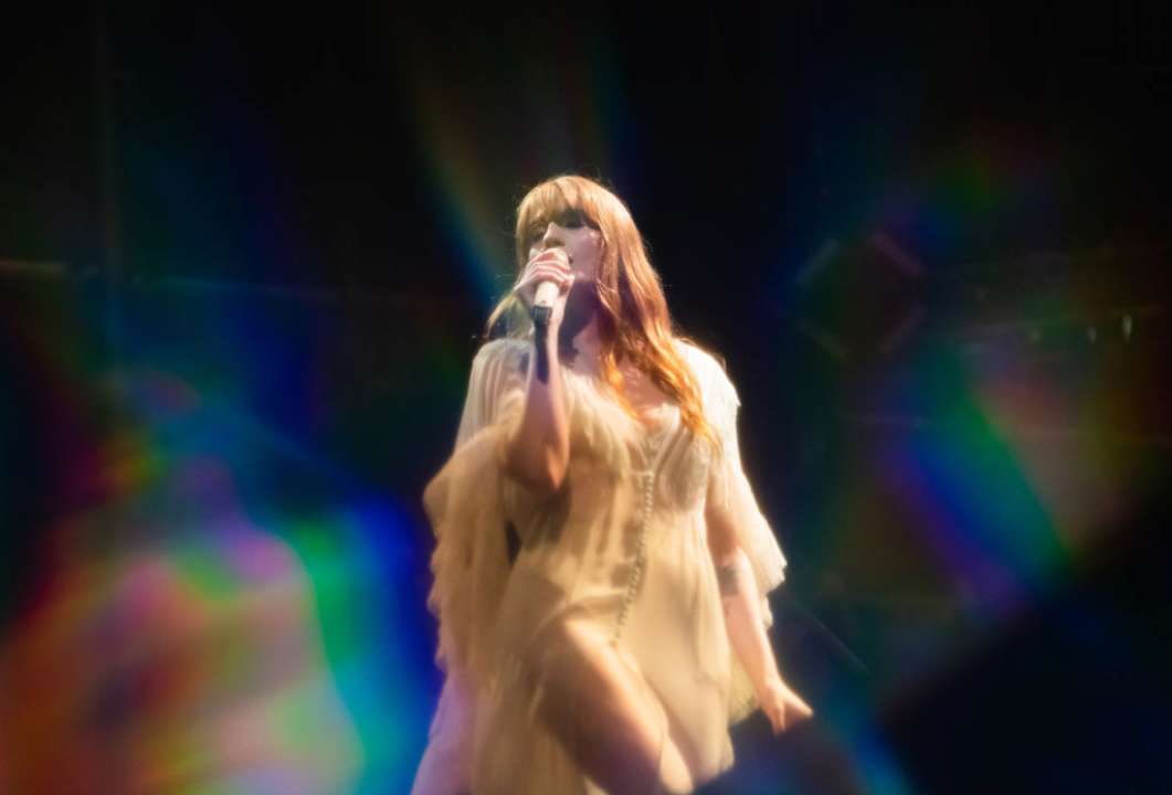 Ефектне повернення: Florence + The Machine зняла кліп на пісню King у Києві