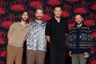 Imagine Dragons подарують одному з фанів гітару з автографами за донат для допомоги Україні/Фото: Getty Images Imagine Dragons