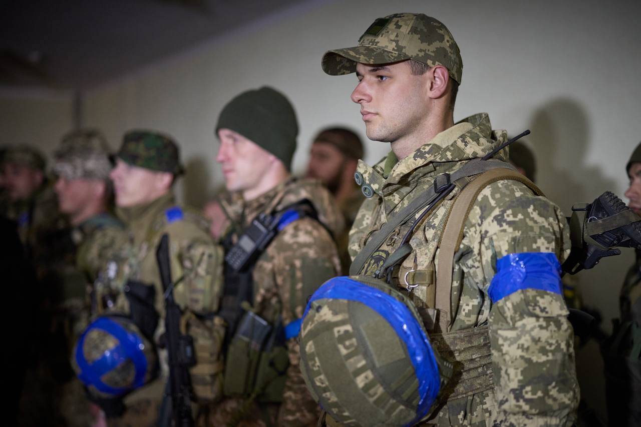Фото: Офіс Президента Зеленський вручає нагороди військовим