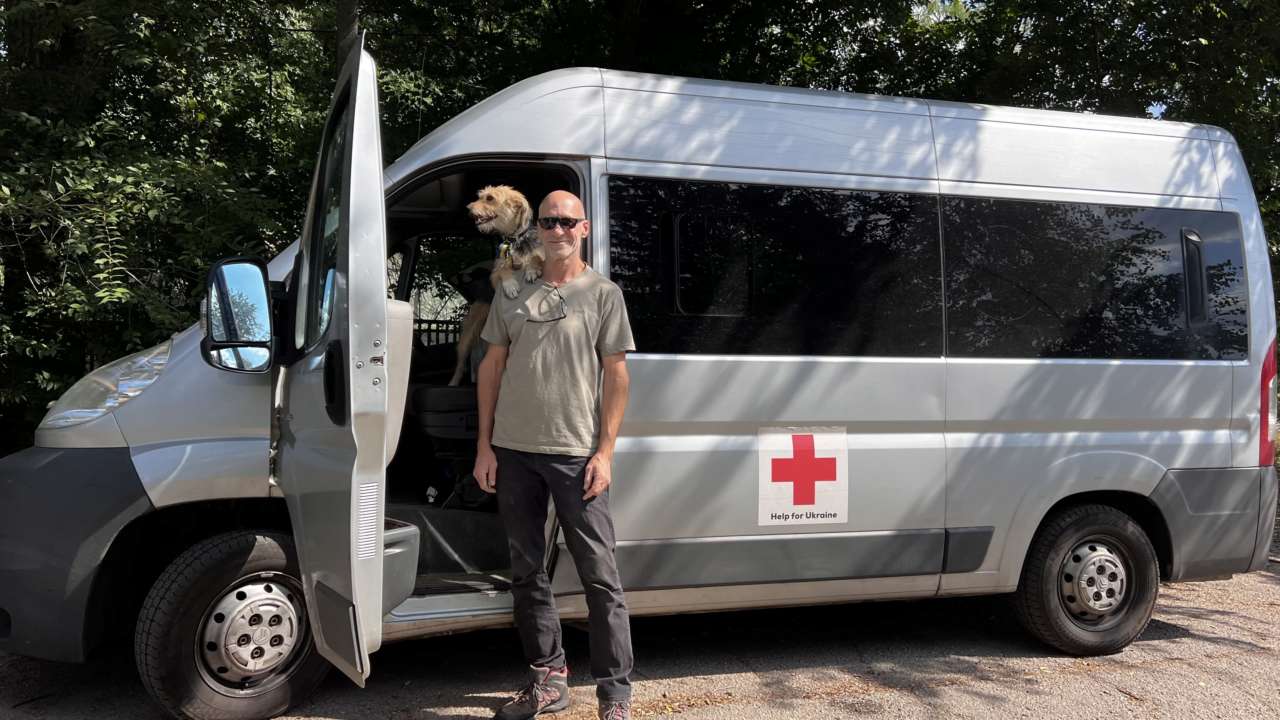 Волонтер з Німеччини допомагає українцям з початку повномасштабного вторгнення рф/Фото: Мeta.ua