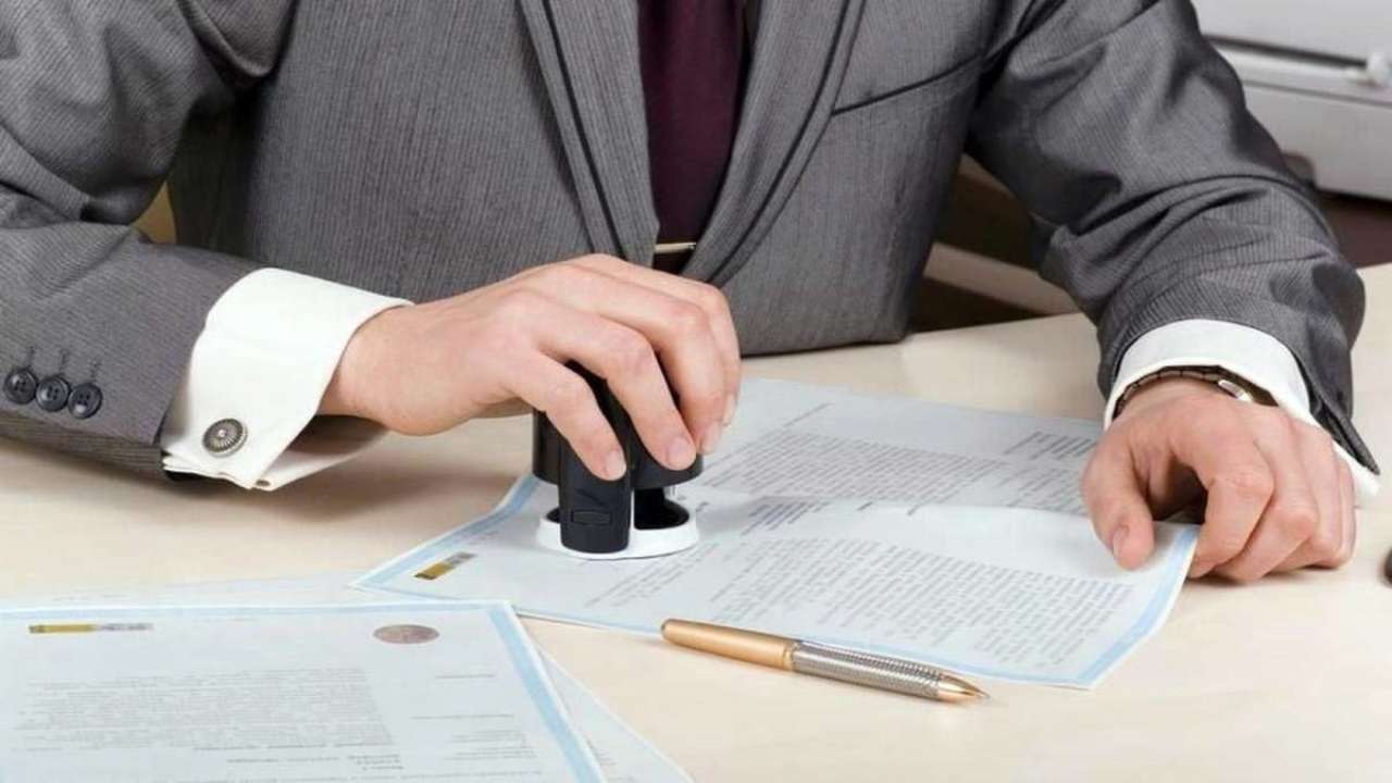 Для того, щоб відкрити у нотаріуса спадкову справу, необхідно надати йому інформацію стосовно останнього місця проживання померлої особи