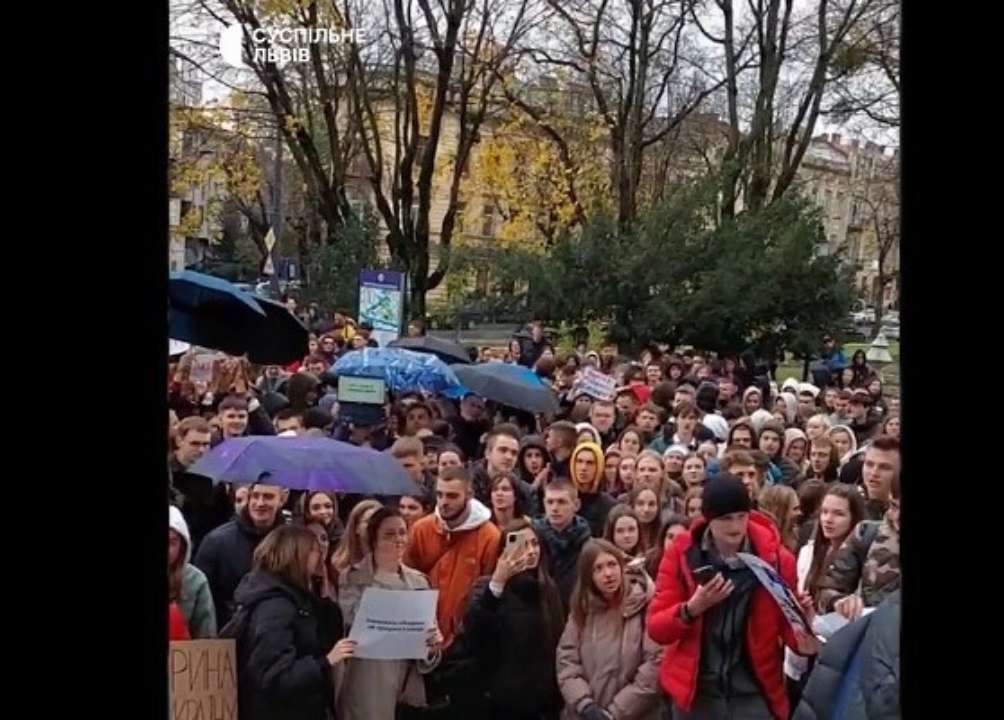 "Прочь Фарион": во Львовской Политехнике студенты вышли на митинг против экс-депутата