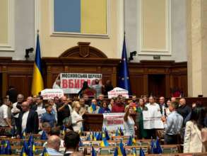 Фото: ТГ-канал РБК-Україна Трибуну у Верховній Раді заблоковано: причиною став законопроєкт про заборону УПЦ МП