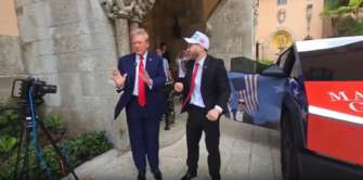 Дональд Трамп с новым автомобилем / Фото из соцсетей Илон Маск и Дональд Трамп: от критики до поддержки электромобилей