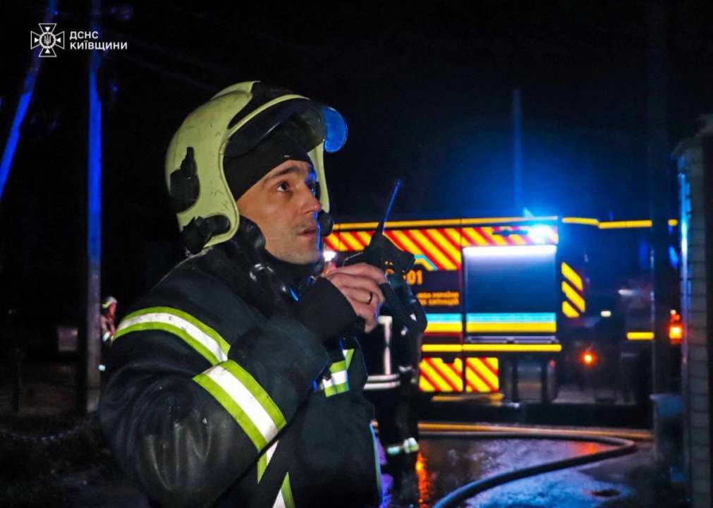 У Києві уламки російського дрона впали поблизу станції метро/Фото: ДСНС У Києві уламки російського дрона впали поблизу станції метро/Фото: ДСНС