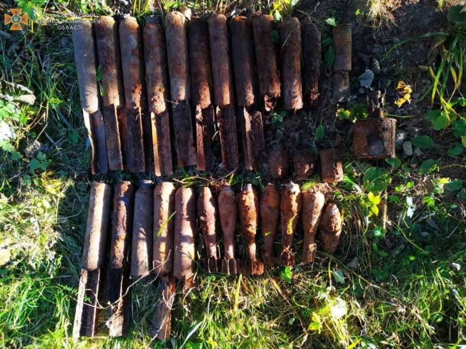 Фото: ГСЧС Возле Яремче спасатели нашли десятки боеприпасов времен Второй мировой войны