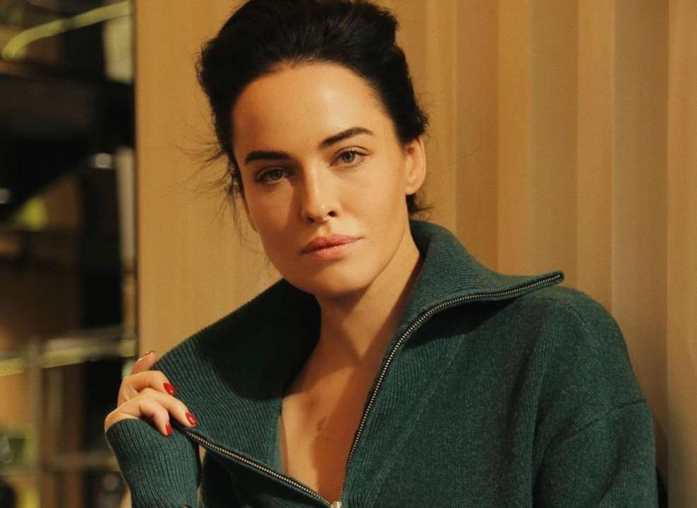Мешок с шелухой и чашка кофе: звезда Playboy Астафьева показала, как чистит картошку для воинов