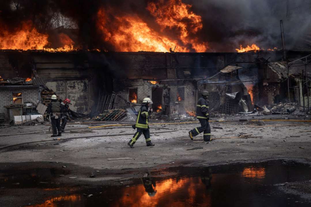 Пожар после обстрела в Харькове