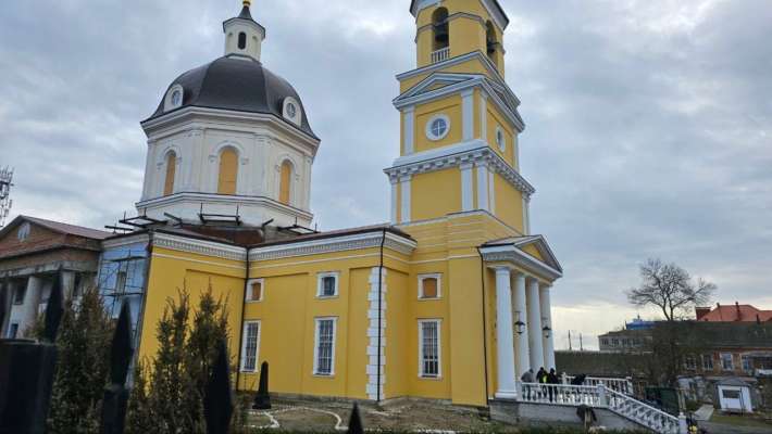 Фото: khersonskaODA росіяни обстріляли собор у центральній частині Херсону (відео)