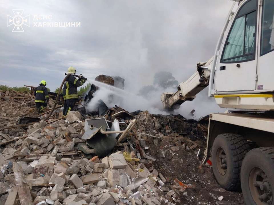 На Харьковщине из-под завалов дома извлекли тела двух погибших/Фото: DSNS_Kharkiv На Харьковщине из-под завалов дома, разрушенного вражеским авиаударом, извлекли тела двух погибших