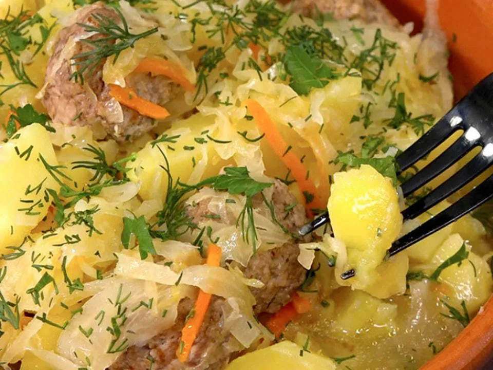 Тушеная картошка по-новому/Фото: ukr.media Необычное, но очень вкусное сочетание продуктов: тушеная картошка по-новому