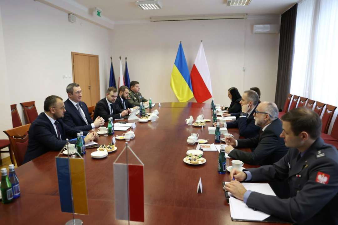 Чернишов обговорив із главою МВС Польщі механізм продовження статусу біженця для українців