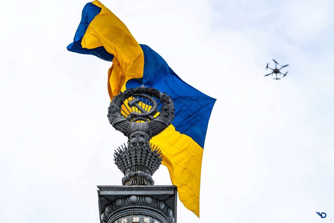 В День Соборности Украины над Киевом запустили огромный флаг/Фото: Facebook.com/DronariumUkraine В День Соборности Украины над Киевом запустили огромный флаг