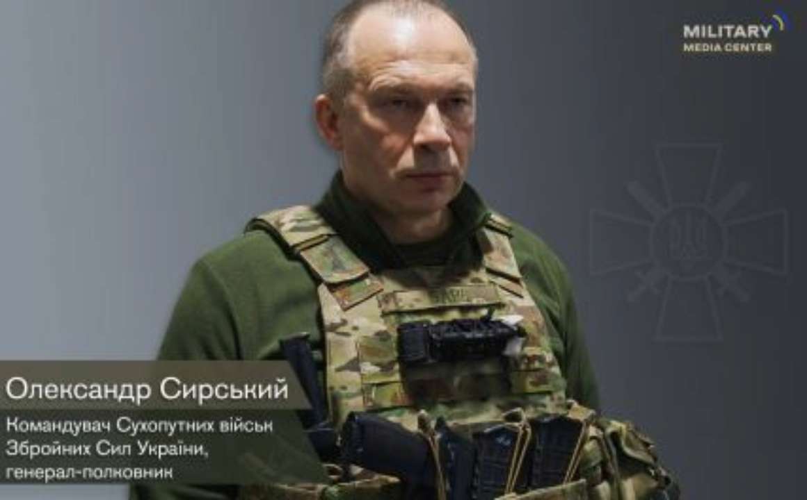 По словам Сырского, противник ведет маневренную оборону, пытается не допустить дальнейшего продвижения подразделения Сил обороны Украины вглубь территории РФ, наращивает группировки и перемещает войска по другим направлениям