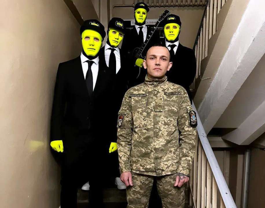 Михаил Стасула и группа Мюсли UA / Фото: instagram.com/stasylamisha Песня "За терриконами": искренний стих из окопов становится вирусным хитом