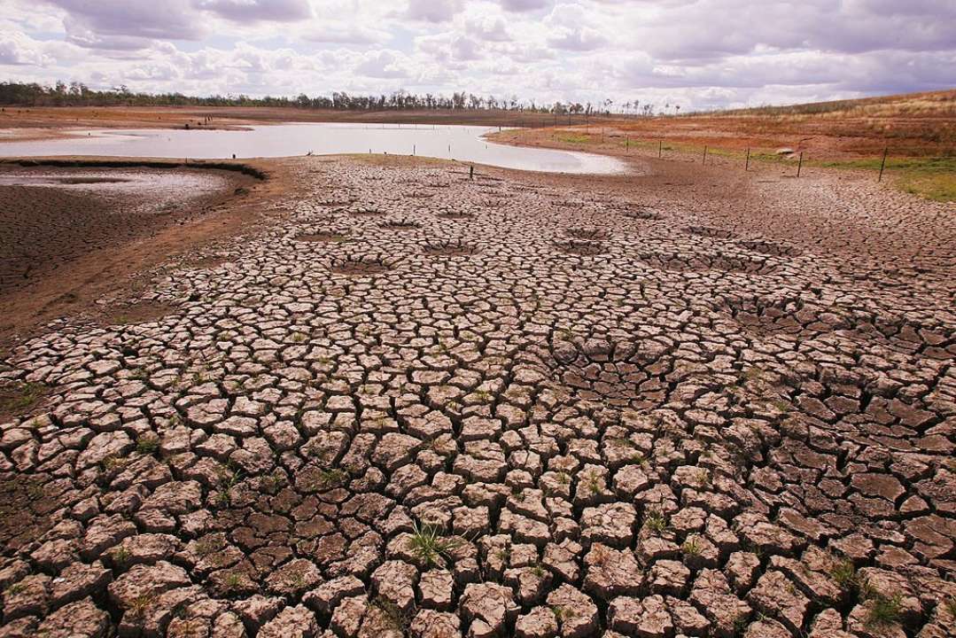 Літо 2023 року було найспекотнішим за останні 2000 років/Фото: Jonathan Wood/Getty Images) Пересохла водойма