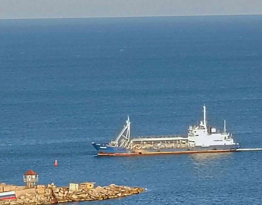 Андрющенко повідомив про появу в Маріуполі російського танкера з танками / Фото: t.me/andriyshTime
