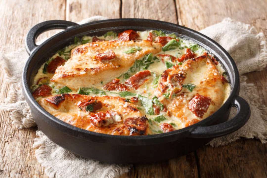 Фото: pexels Куриное филе, запеченное с шампиньонами и овощами под сметаной или йогуртом