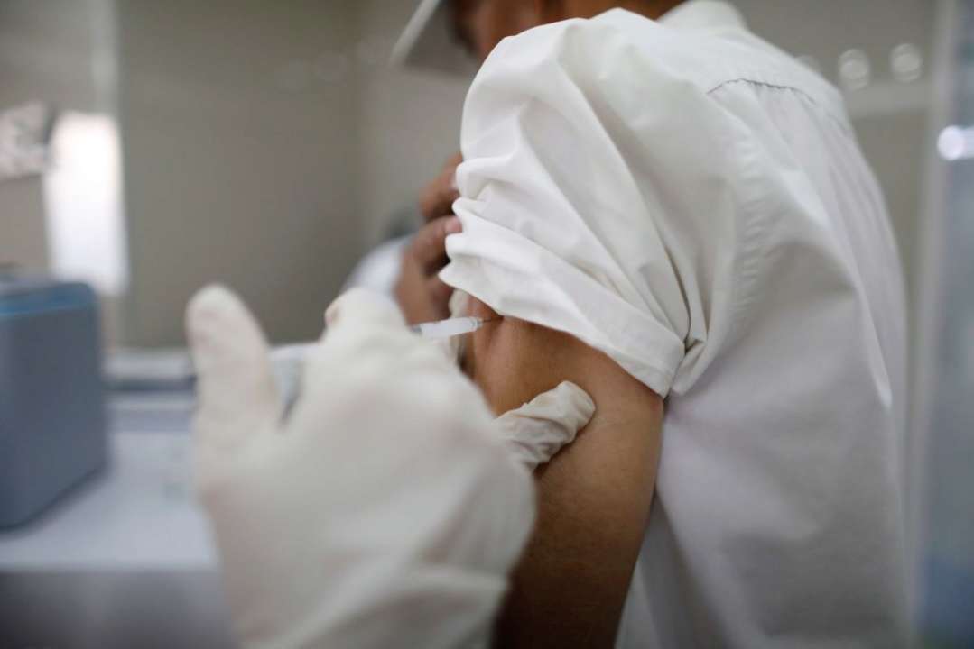 Фото: GettyImages Вакцины Pfizer и AstraZeneca способны защитить от новых штаммов Covid-19