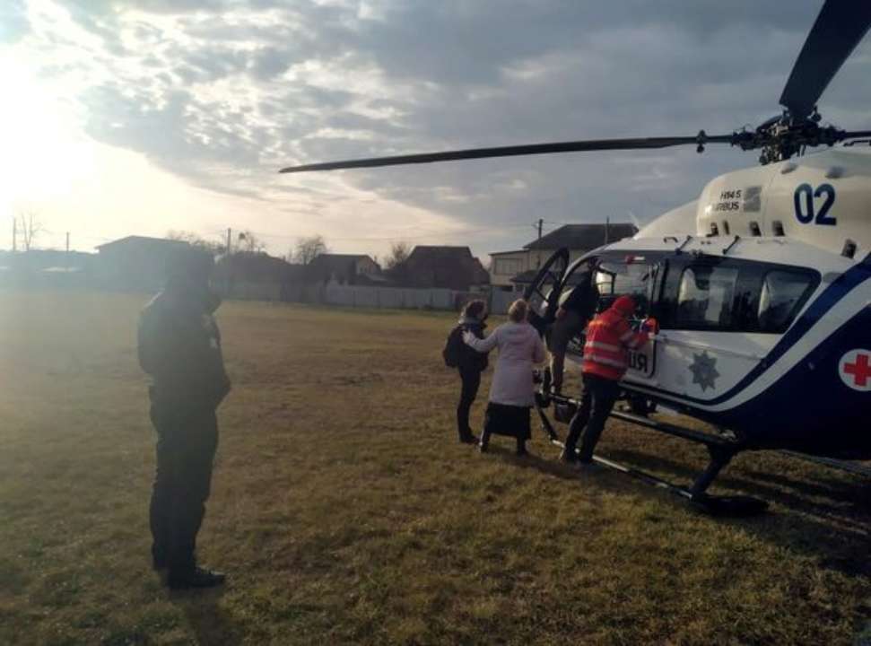 В Киевской области женщину доставили в больницу при помощи вертолета