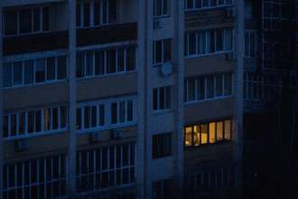 Киевлян призывают платить за коммуналку, если есть такая возможность/Фото: Chris McGrath/Getty Images Из-за разрушений у коммунальщиков добавилось работы
