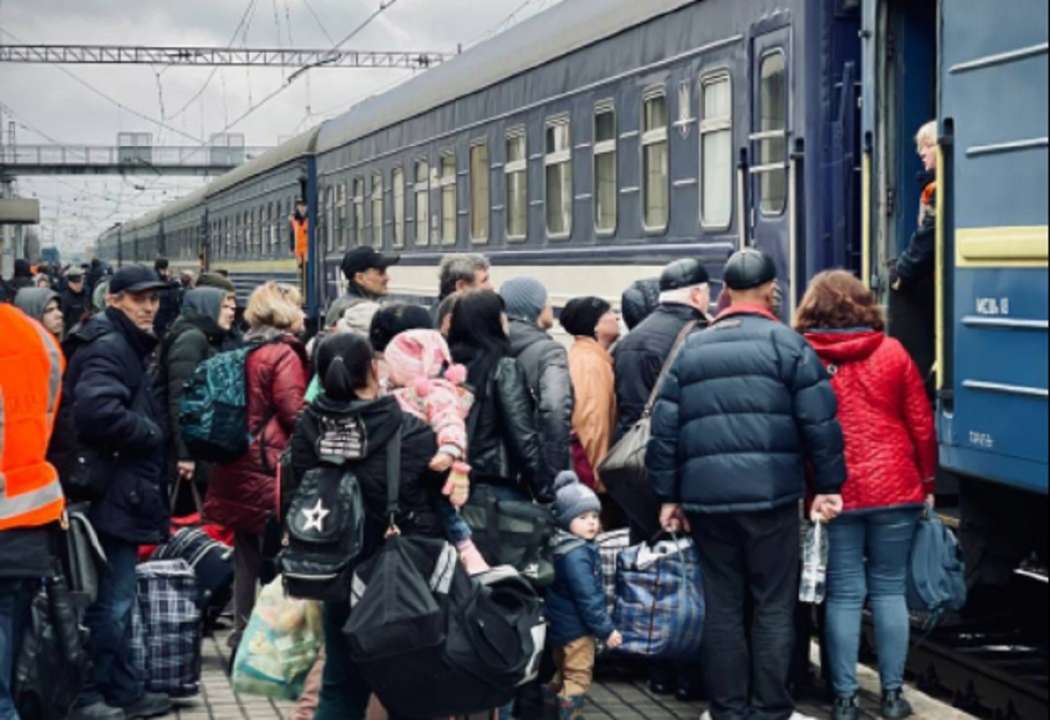 Более 250 беженцев покинули Мариуполь поездом/Фото: УЗ Более 250 беженцев покинули Мариуполь поездом