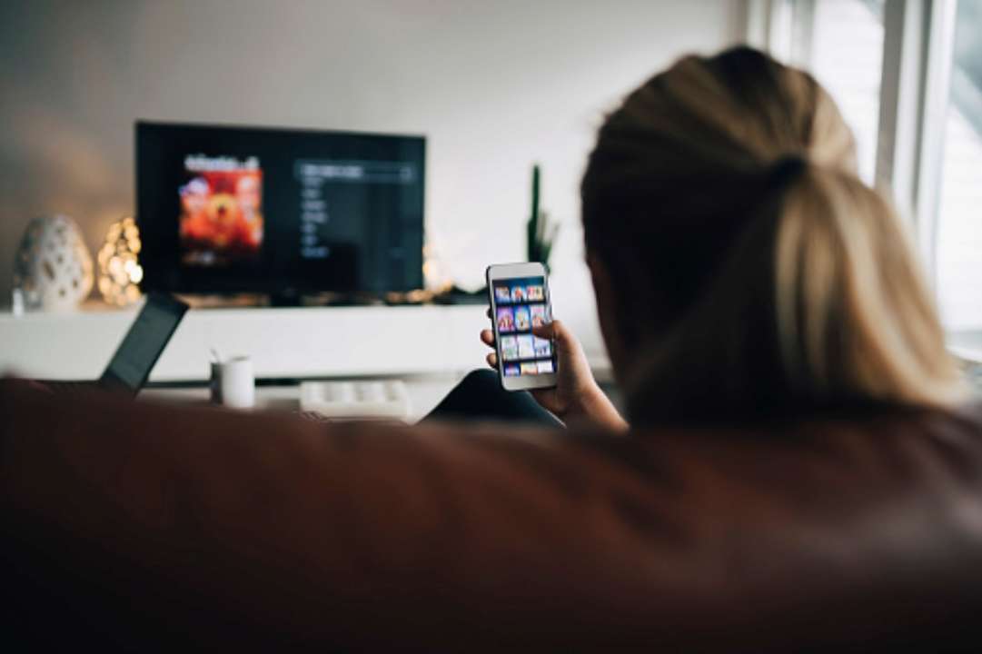Как подключить смартфон к телевизору/Фото: Getty Images Лучшие способы подключить смартфон к телевизору