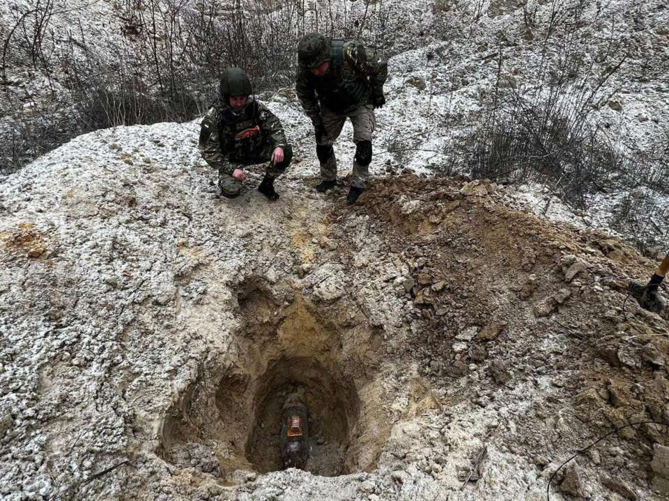 Поліція показала знищення ворожих боєприпасів/Фото: Андрій Нєбитов Поліція показала знищення ворожих боєприпасів/Фото: Андрій Нєбитов