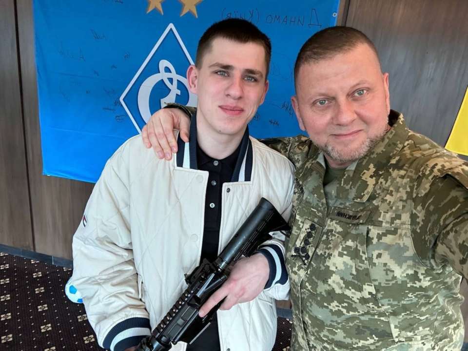 Залужний мав честь нагородити старшого солдата 92-ї окремої механізованої бригади ім. Івана Сірка