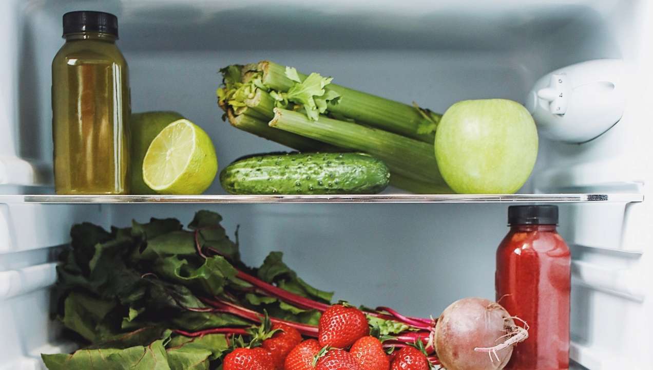 Испортятся за считанные дни: какие продукты нельзя хранить в дверце холодильника