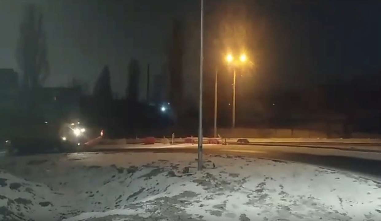 На обробку доріг засобами проти утворення льоду вивели 147 одиниць спеціальної техніки / Фото: Скриншот