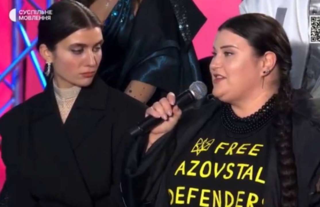 Alyona Alyona в футболке с призывом освободить пленных азовцев / Скриншот: Суспільне Alyona Alyona в футболке с призывом освободить пленных азовцев /