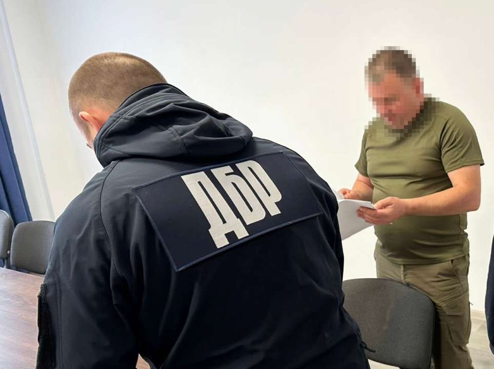 ДБР завершило розслідування щодо двох посадовців, які незаконно нарахували підлеглим 630 тисяч гривень "бойових" виплат/Фото: ДБР ДБР завершило розслідування щодо двох посадовців, які незаконно нарахували підлеглим 630 тисяч гривень "бойових" виплат/Фото: ДБР