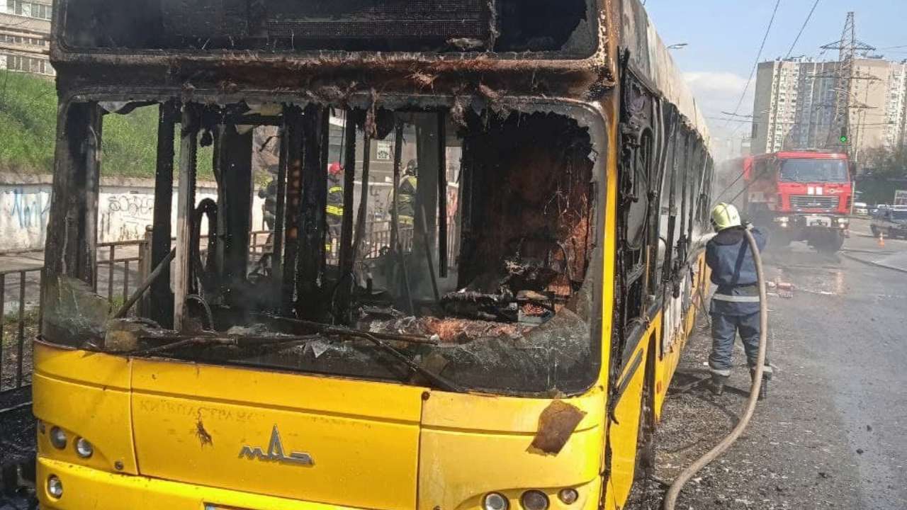 ВИДЕО. В Киеве дотла сгорел пассажирский автобус