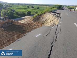 Фото: Facebook @odessavtodor на трасі Київ-Одеса обрушилася частина дороги