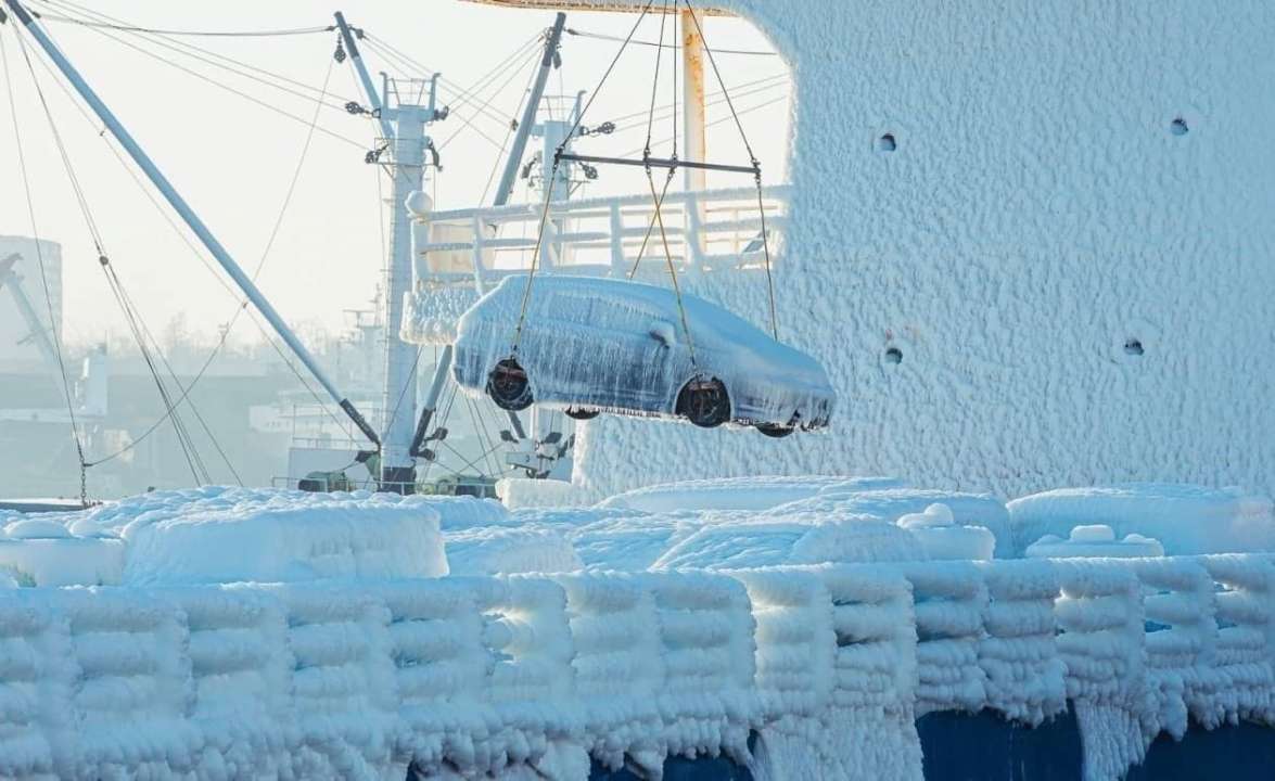 Как вытащить машину из сугроба: 10 полезных лайфхаков