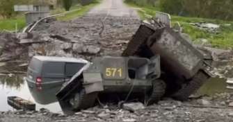 У Харківській області під час відступу окупанти на бронетехніці впали в річку/Фото: скріншот з відео рф