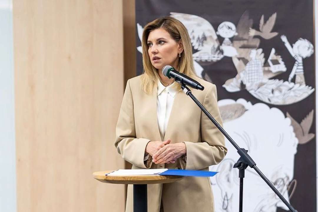 В элегантном костюме и белых кедах: Елена Зеленская посетила Бучу в рамках нового проекта