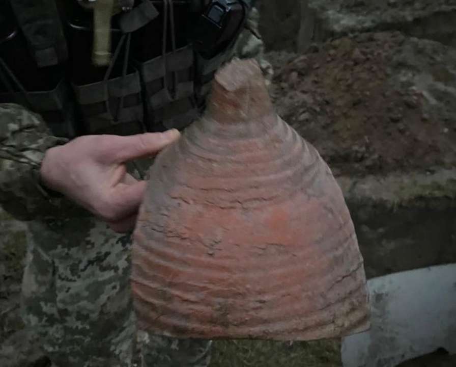 Уламок давньоримської амфори у руках військового