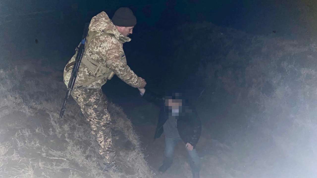 При спробі втекти до Молдови ухилянт упав у глибокий рів/Фото: Прикордонна служба