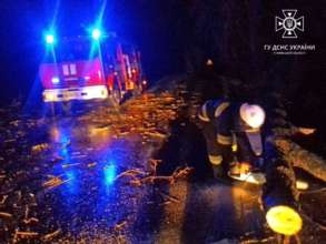 Рятувальники по всій Україні ліквідували наслідки негоди/Фото: ДСНС Рятувальники по всій Україні ліквідували наслідки негоди/Фото: ДСНС