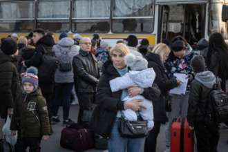 Голова Харківської ОВА оголосив про примусову евакуацію сімей з дітьми з двох громад/Фото: Getty Images Голова Харківської ОВА оголосив про примусову евакуацію сімей з дітьми з двох громад/Фото: Getty Images