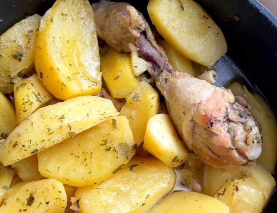 Как приготовить тушеный картофель с куриной ножкой / Фото: instagram/vistovska_cooking Как приготовить тушеный картофель с куриной ножкой / Фото: instagram/vistovska_cooking